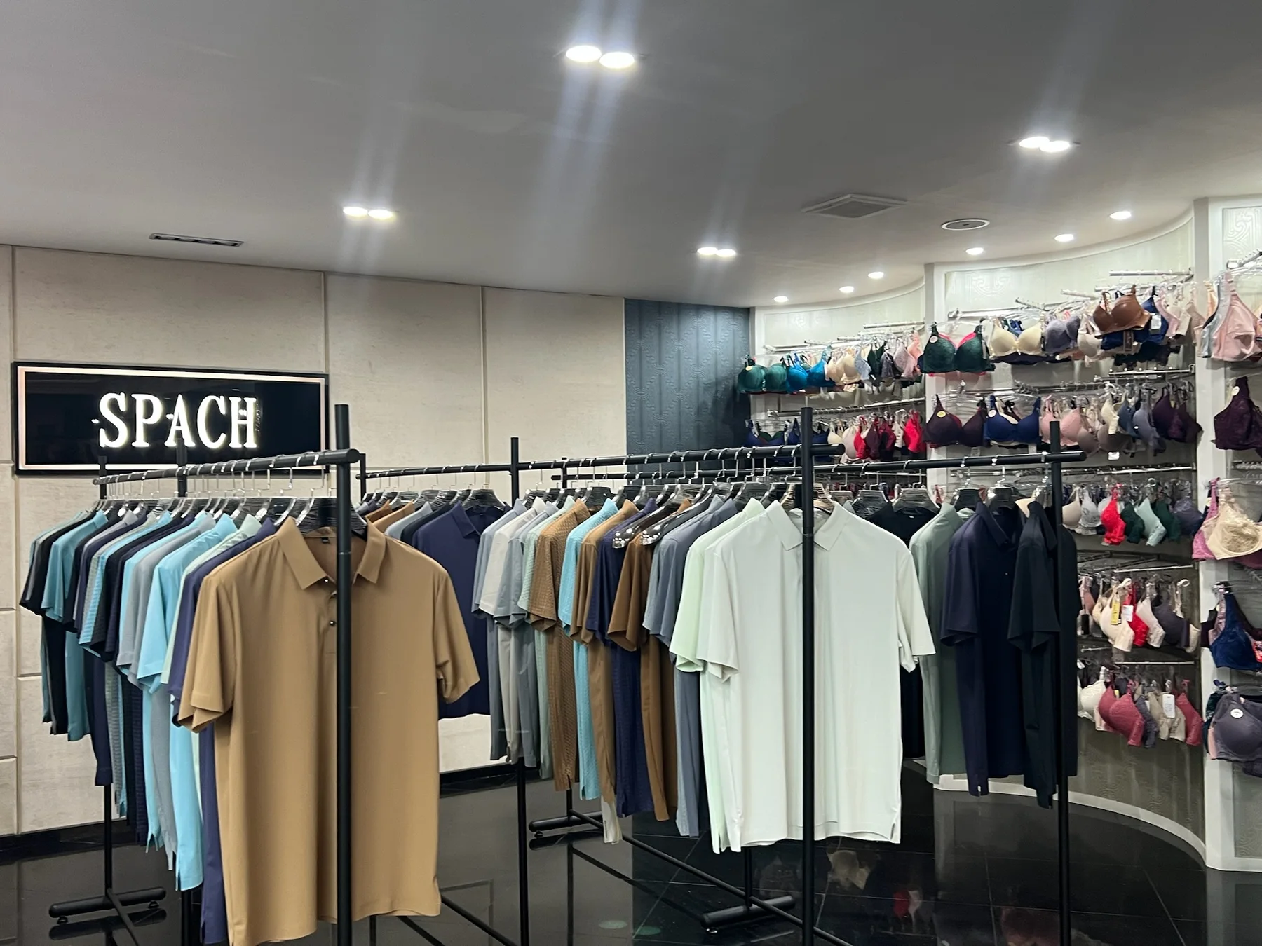 SPACH 品牌展示空间与成衣样品陈列