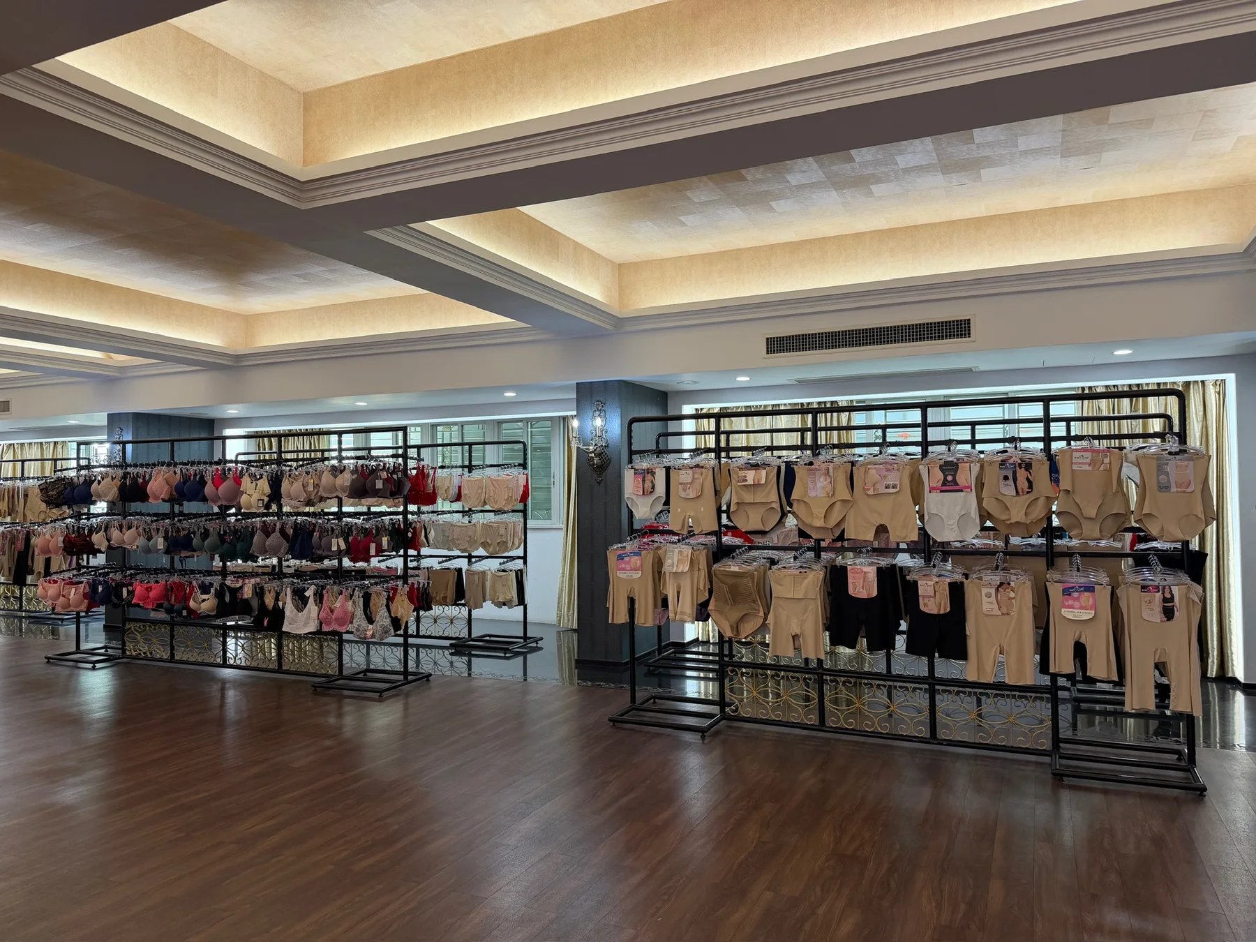 光伟样品房多系列内衣与塑身产品陈列全景